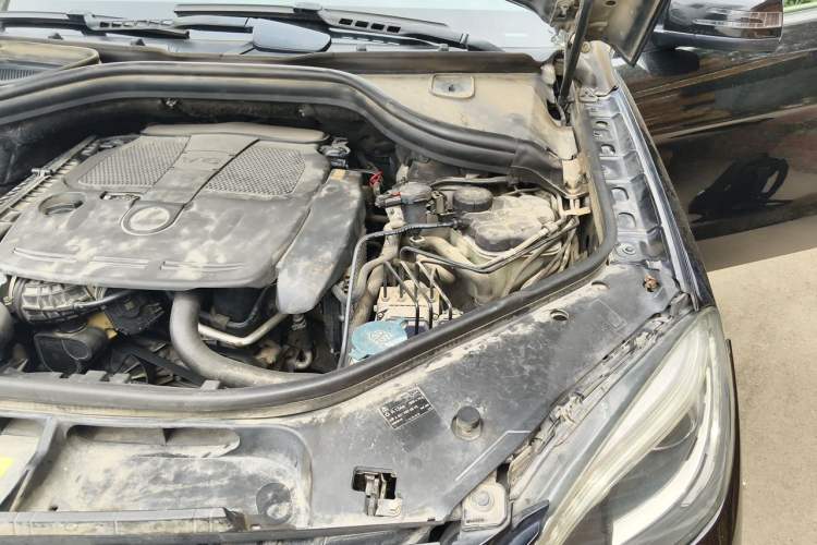 Used Mercedes-Benz M-Class 2012 ML 350 Luxury Edition Engine Bay Left