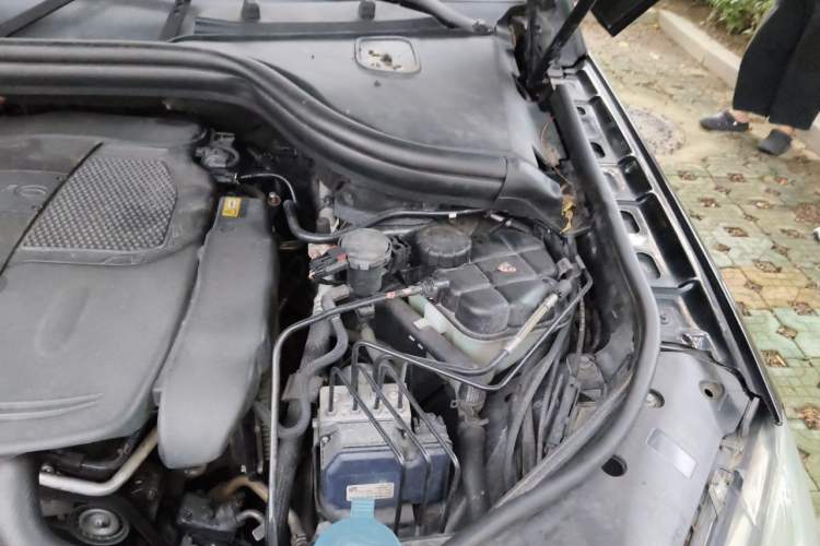 Used Mercedes-Benz M-Class 2012 ML 350 Sport Edition Engine Bay Left