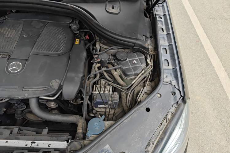 Used Mercedes-Benz M-Class 2012 ML 350 Luxury Edition Engine Bay Left