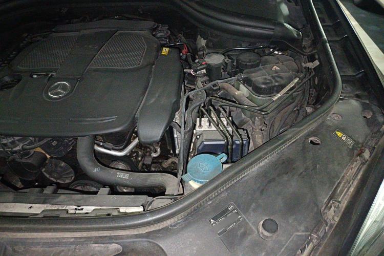 Used Mercedes-Benz M-Class 2012 ML 300 Engine Bay Left