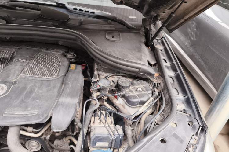 Used Mercedes-Benz M-Class 2012 ML 350 Luxury Edition Engine Bay Left