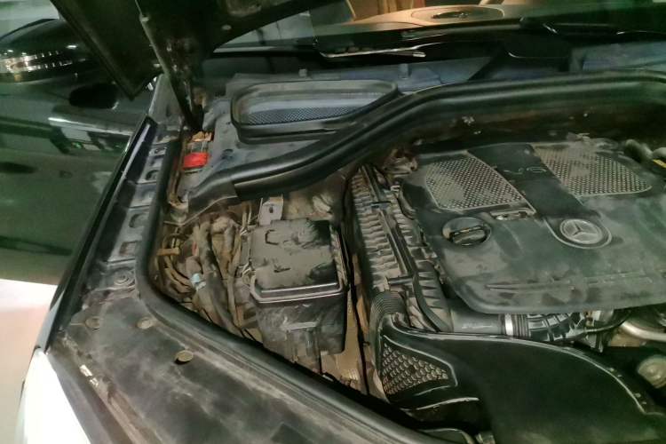 Used Mercedes-Benz M-Class 2012 ML 350 Sport Edition Engine Bay Right