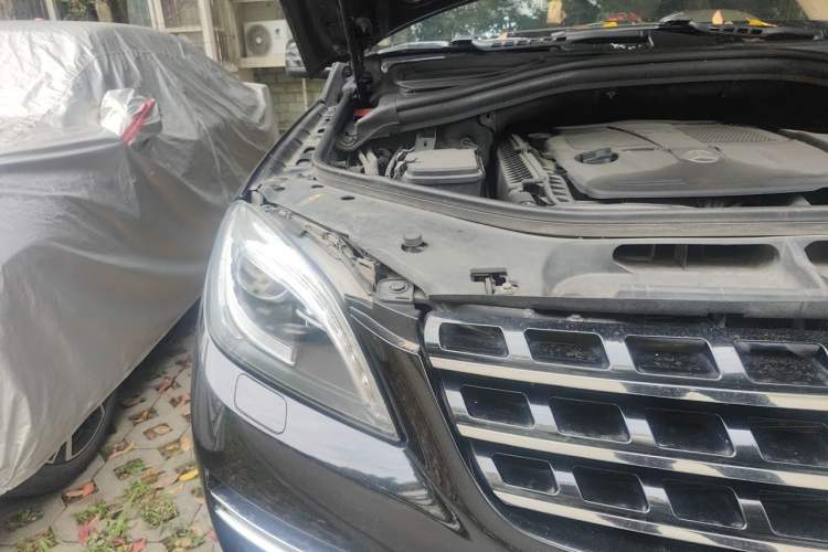 Used Mercedes-Benz M-Class 2012 ML 350 Luxury Edition Engine Bay Right