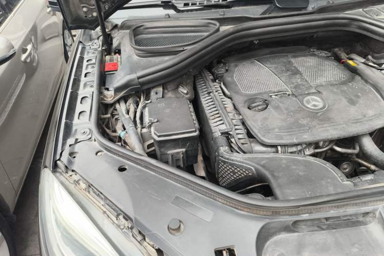 Used Mercedes-Benz M-Class 2012 ML 350 Luxury Edition Engine Bay Right