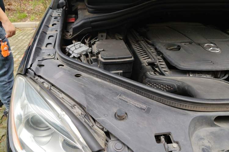 Used Mercedes-Benz M-Class 2012 ML 350 Luxury Edition Engine Bay Right
