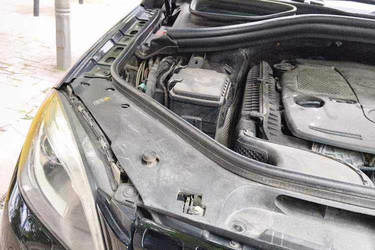 Used Mercedes-Benz M-Class 2012 ML 350 Luxury Edition Engine Bay Right