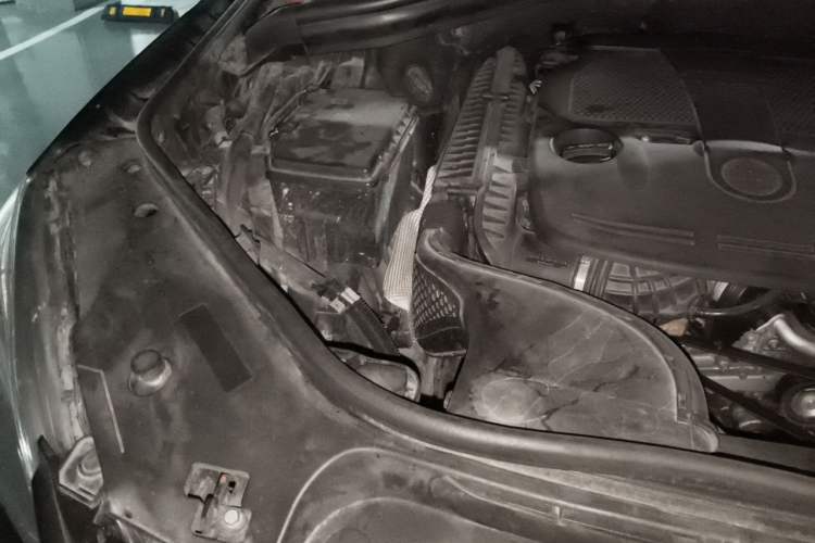 Used Mercedes-Benz M-Class 2012 ML 350 Sport Edition Engine Bay Right