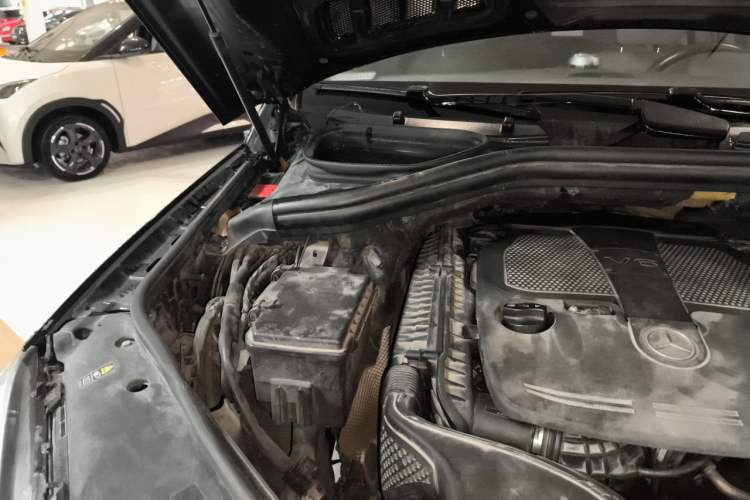 Used Mercedes-Benz M-Class 2012 ML 350 Sport Edition Engine Bay Right