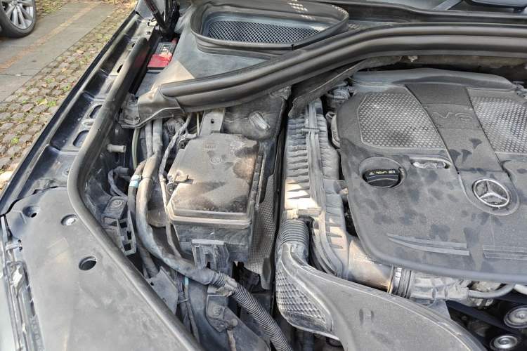 Used Mercedes-Benz M-Class 2012 ML 350 Sport Edition Engine Bay Right