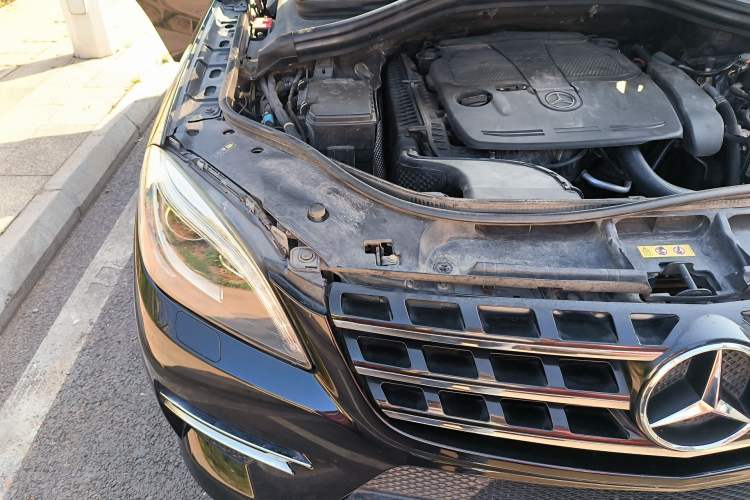 Used Mercedes-Benz M-Class 2012 ML 350 Luxury Edition Engine Bay Right