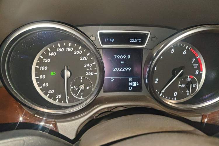 Used Mercedes-Benz M-Class 2012 ML 350 Luxury Edition Odometer Close Up
