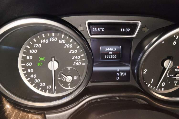 Used Mercedes-Benz M-Class 2012 ML 350 Luxury Edition Odometer Close Up