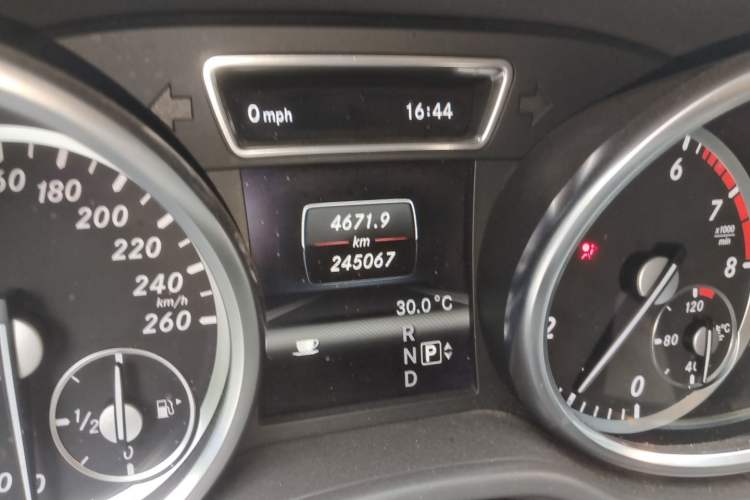 Used Mercedes-Benz M-Class 2012 ML 300 Odometer Close Up