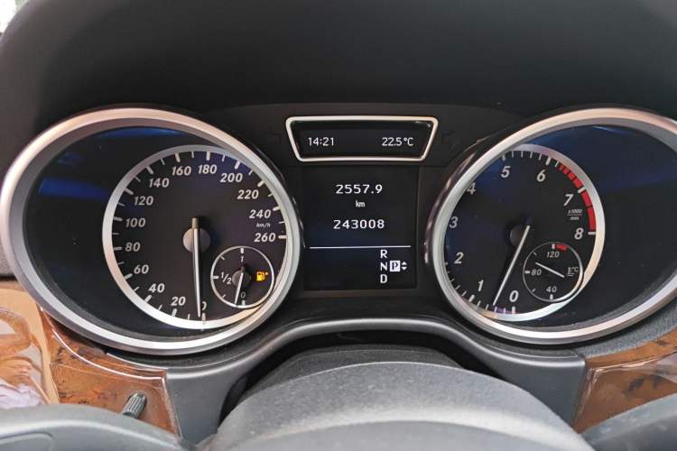 Used Mercedes-Benz M-Class 2012 ML 350 Luxury Edition Odometer Close Up
