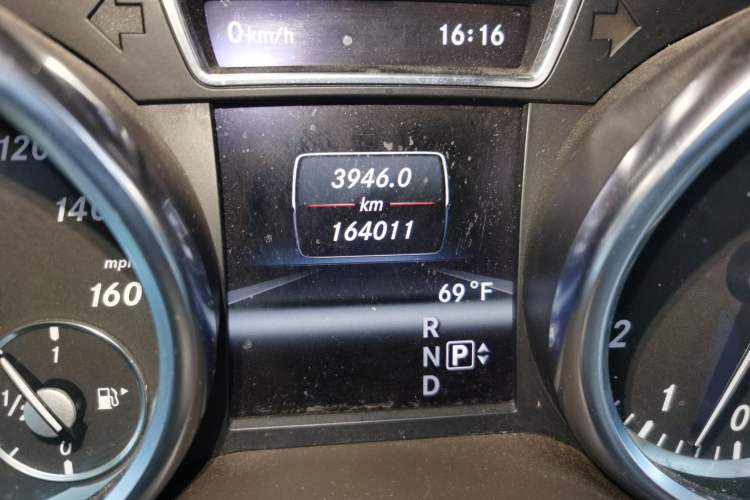 Used Mercedes-Benz M-Class 2012 ML 350 Luxury Edition Odometer Close Up
