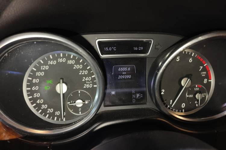 Used Mercedes-Benz M-Class 2012 ML 350 Luxury Edition Odometer Close Up