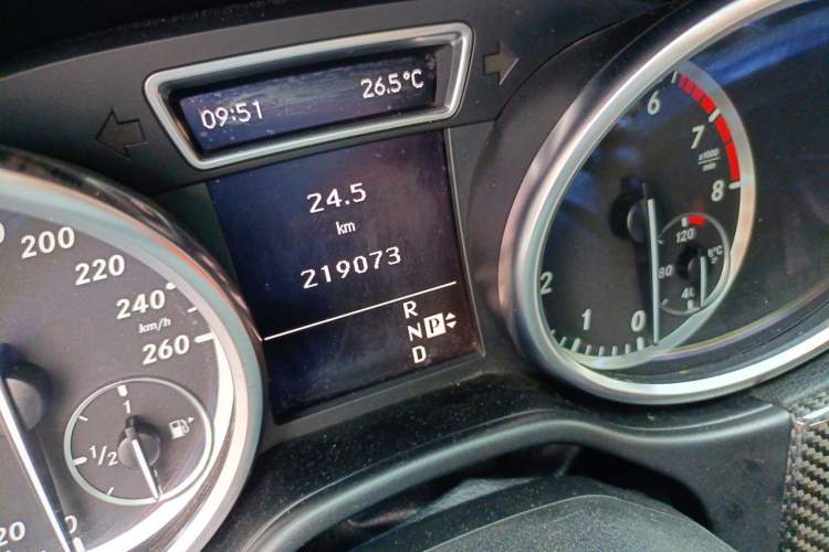 Used Mercedes-Benz M-Class 2012 ML 350 Luxury Edition Odometer Close Up
