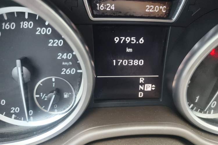 Used Mercedes-Benz M-Class  Odometer Close Up