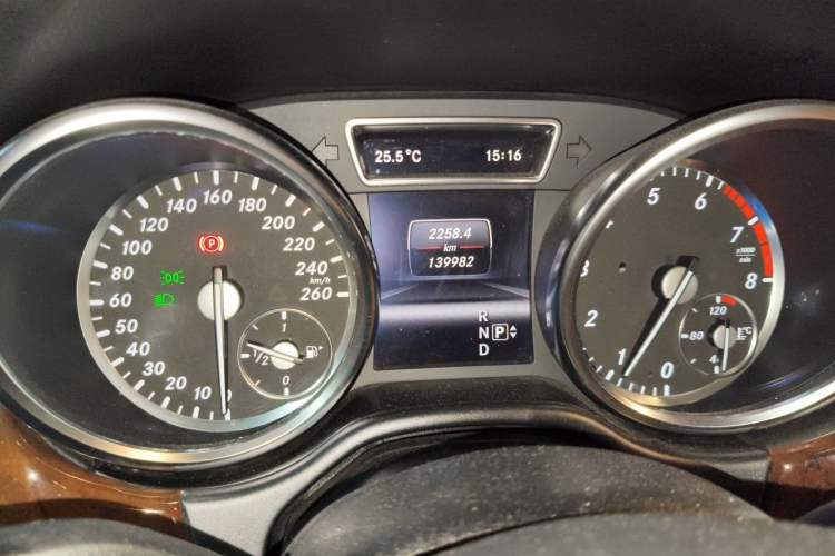 Used Mercedes-Benz M-Class 2012 ML 350 Sport Edition Odometer Close Up
