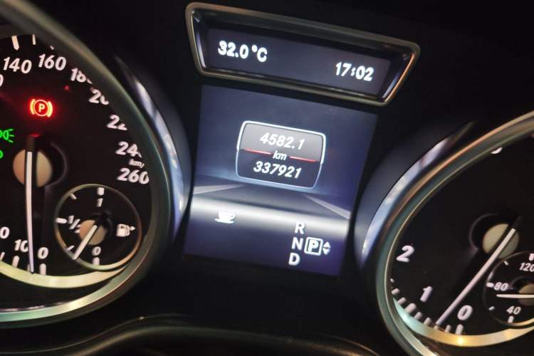 Used Mercedes-Benz M-Class 2012 ML 350 Luxury Edition Odometer Close Up