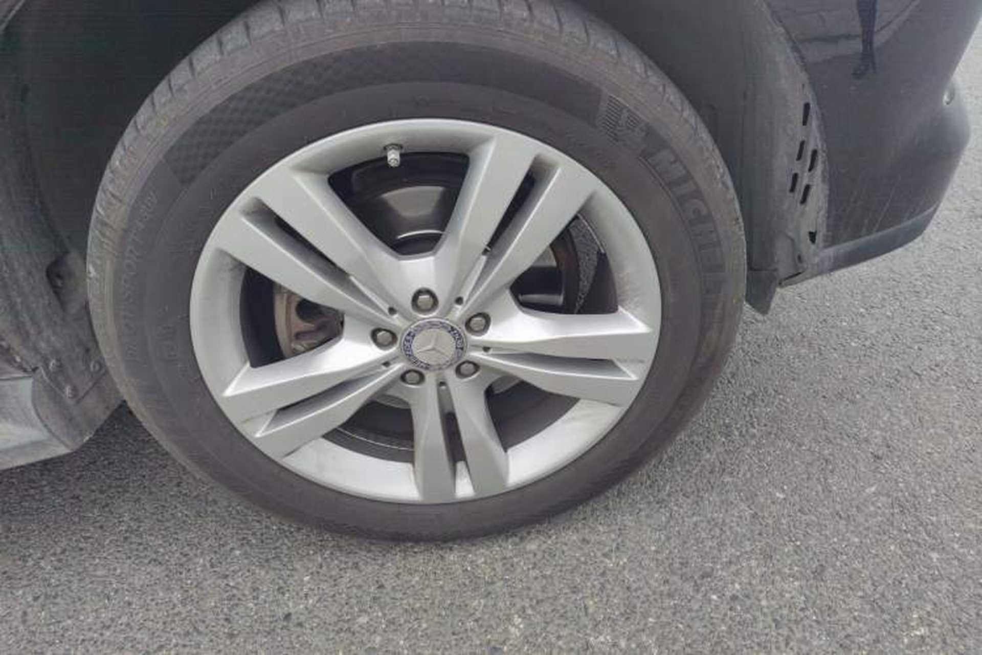 Used Mercedes-Benz M-Class  Right Front Wheel Hub