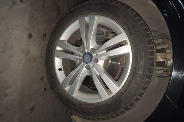 Used Mercedes-Benz M-Class 2012 ML 350 Sport Edition Right Front Wheel Hub