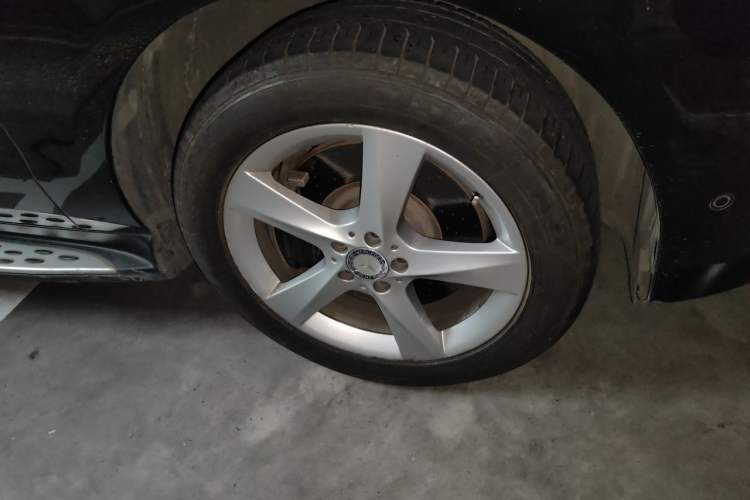 Used Mercedes-Benz M-Class 2012 ML 350 Sport Edition Right Front Wheel Hub