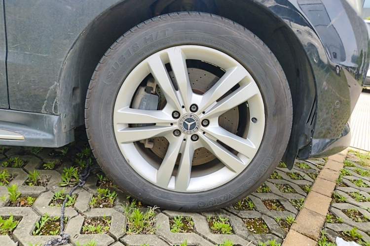 Used Mercedes-Benz M-Class 2012 ML 350 Sport Edition Right Front Wheel Hub