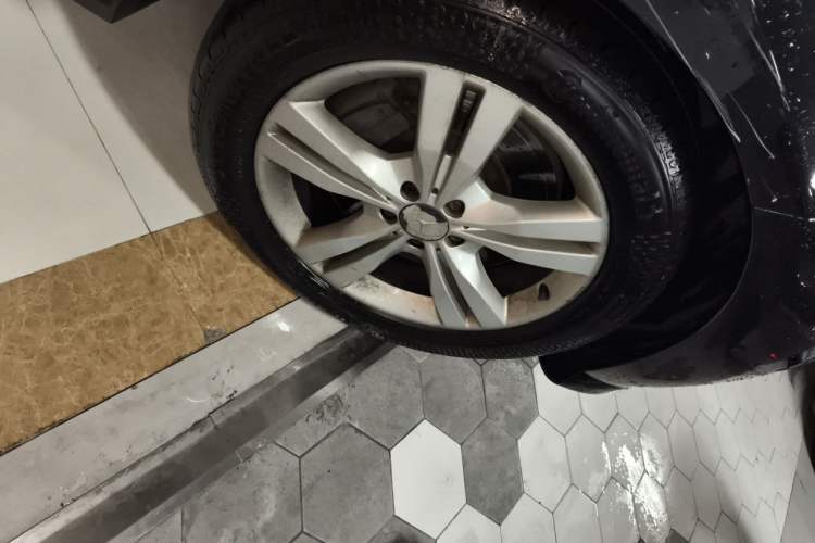 Used Mercedes-Benz M-Class 2012 ML 350 Sport Edition Right Front Wheel Hub