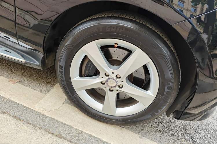 Used Mercedes-Benz M-Class 2012 ML 350 Luxury Edition Right Front Wheel Hub
