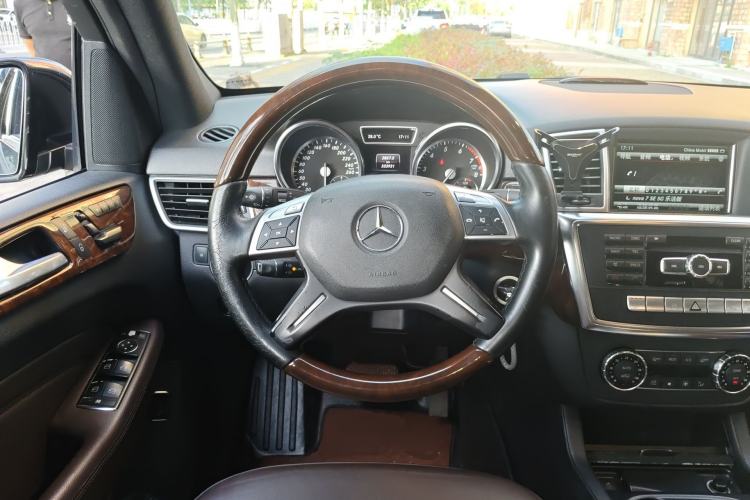 Used Mercedes-Benz M-Class 2012 ML 350 Luxury Edition Steering Wheel