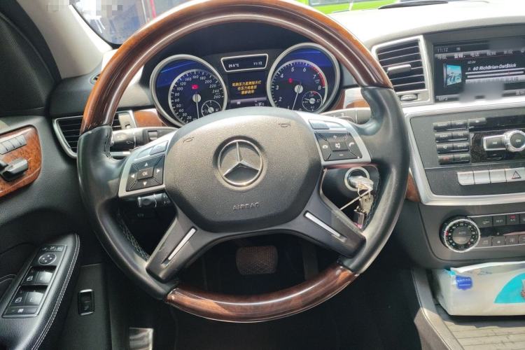 Used Mercedes-Benz M-Class 2012 ML 350 Luxury Edition Steering Wheel