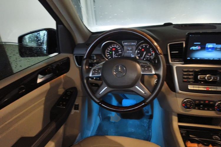 Used Mercedes-Benz M-Class 2012 ML 350 Luxury Edition Steering Wheel