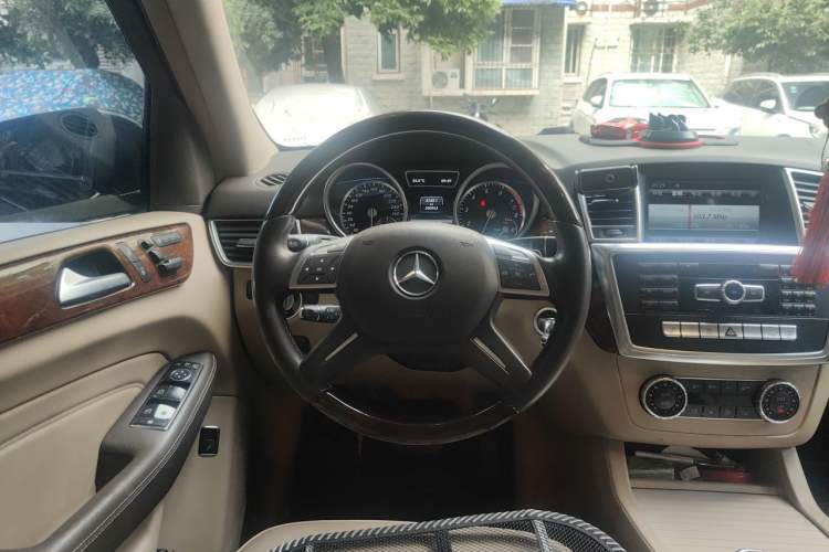 Used Mercedes-Benz M-Class 2012 ML 350 Luxury Edition Steering Wheel