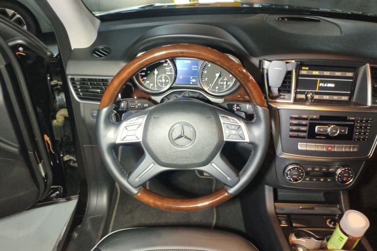 Used Mercedes-Benz M-Class 2012 ML 350 Luxury Edition Steering Wheel