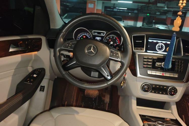 Used Mercedes-Benz M-Class 2012 ML 350 Luxury Edition Steering Wheel