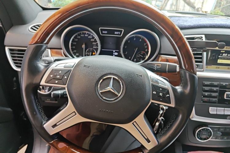 Used Mercedes-Benz M-Class 2012 ML 350 Luxury Edition Steering Wheel