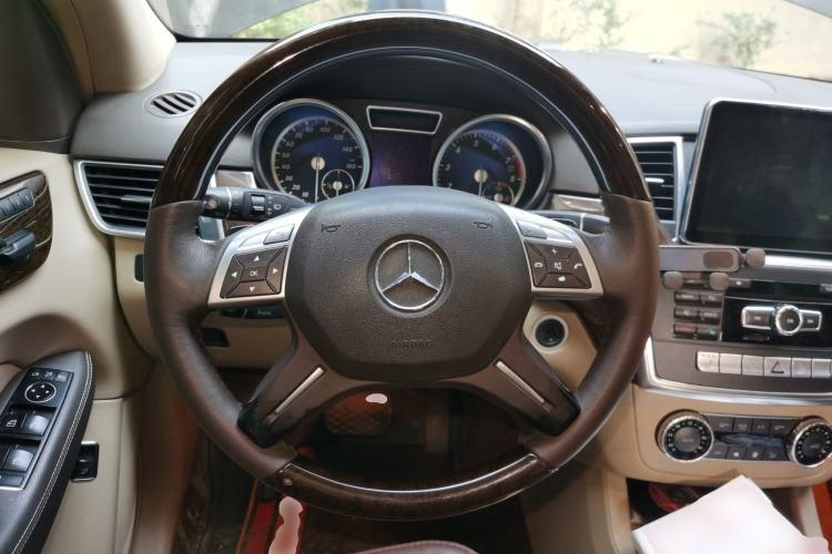 Used Mercedes-Benz M-Class 2012 ML 350 Luxury Edition Steering Wheel