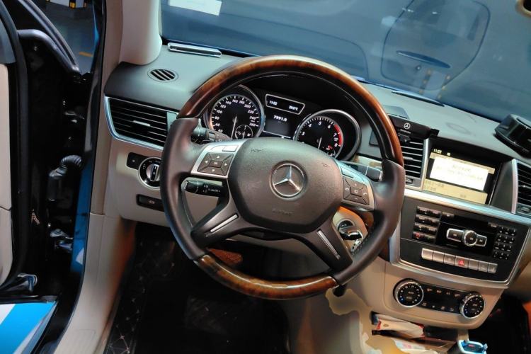 Used Mercedes-Benz M-Class 2012 ML 350 Luxury Edition Steering Wheel