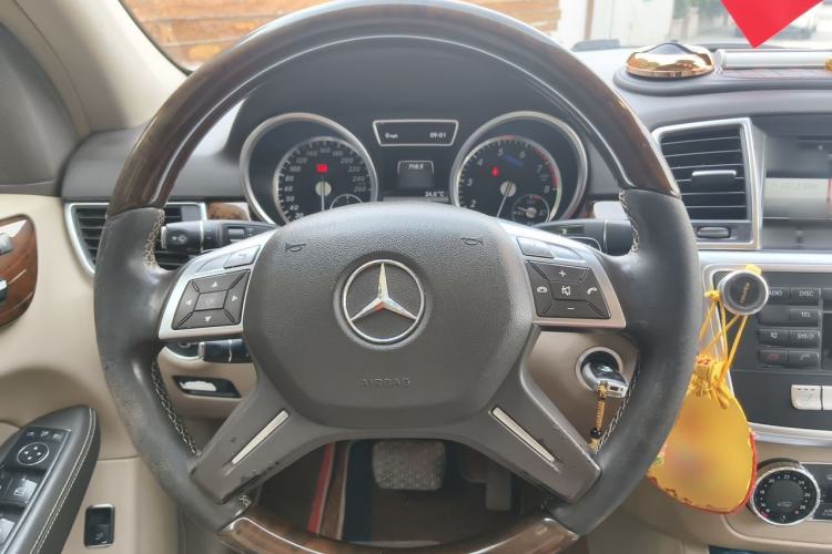 Used Mercedes-Benz M-Class 2012 ML 350 Luxury Edition Steering Wheel