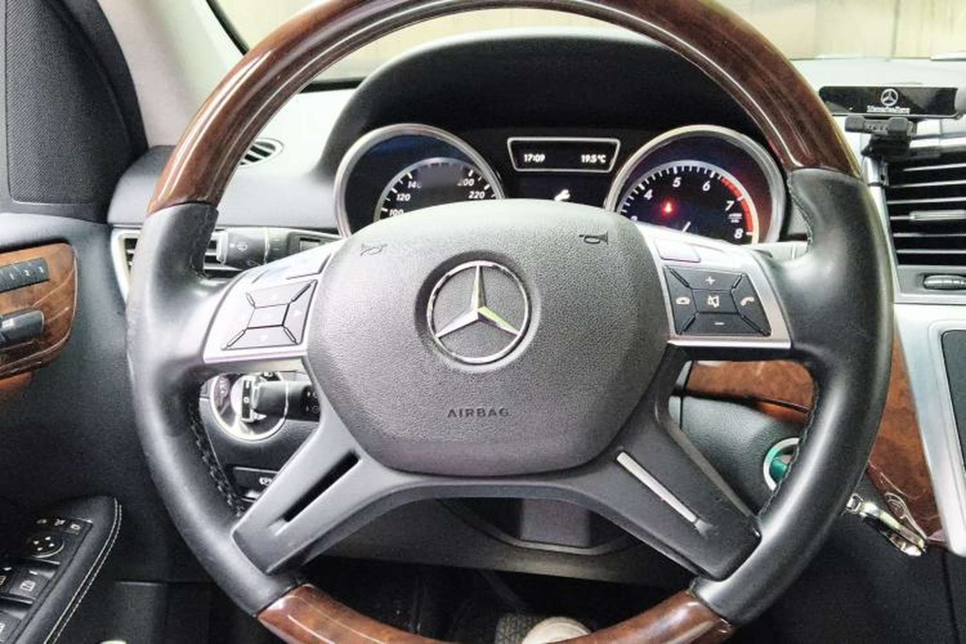 Used Mercedes-Benz M-Class 2012 ML 350 Luxury Edition Steering Wheel