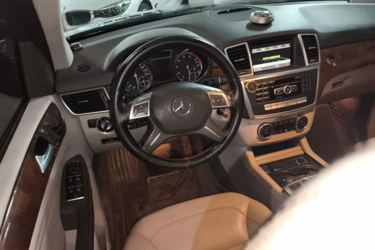 Used Mercedes-Benz M-Class 2012 ML 350 Sport Edition Steering Wheel