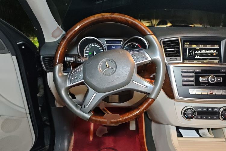 Used Mercedes-Benz M-Class 2012 ML 350 Luxury Edition Steering Wheel
