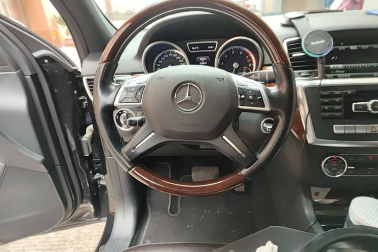 Used Mercedes-Benz M-Class 2012 ML 350 Luxury Edition Steering Wheel