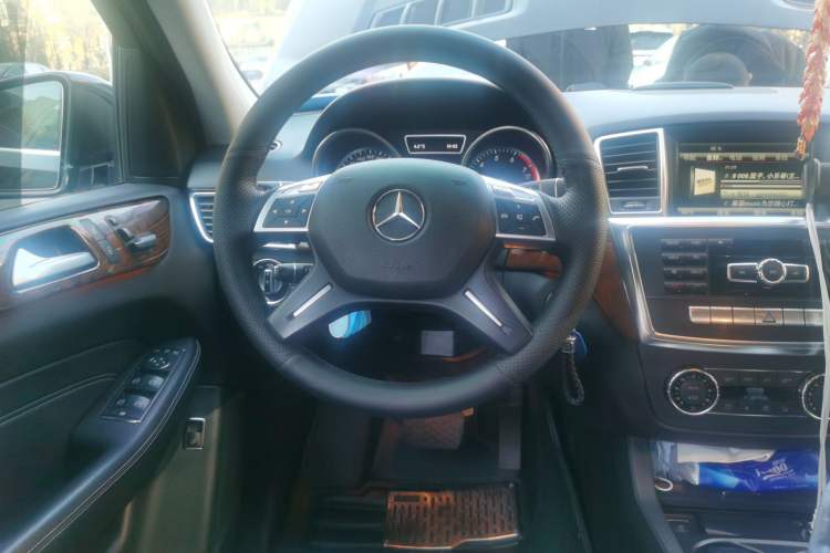 Used Mercedes-Benz M-Class 2012 ML 350 Sport Edition Steering Wheel
