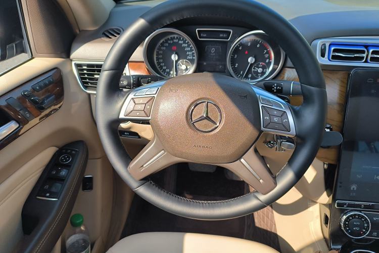 Used Mercedes-Benz M-Class 2012 ML 350 Luxury Edition Steering Wheel