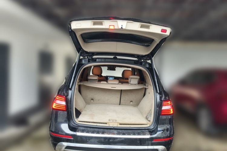 Used Mercedes-Benz M-Class 2012 ML 350 Luxury Edition Trunk
