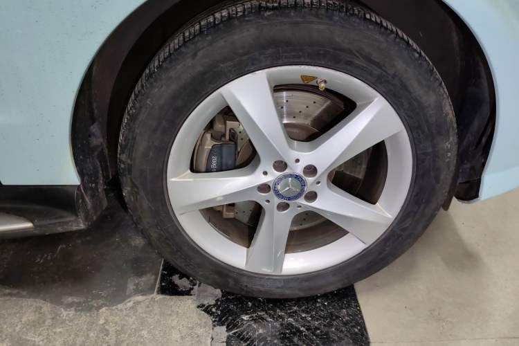 Used Mercedes-Benz M-Class 2012 ML 350 Sport Edition Right Front Wheel Hub