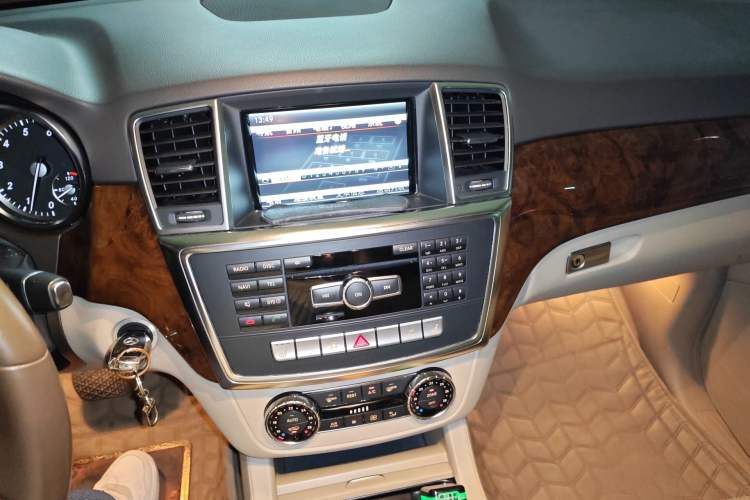 Used Mercedes-Benz M-Class 2012 ML 350 Sport Edition Audio And AC Panel