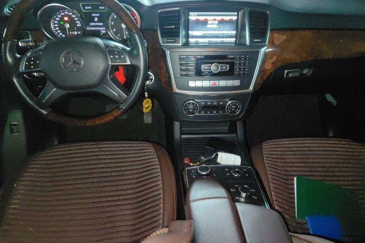 Used Mercedes-Benz M-Class 2012 ML 350 Luxury Edition Center Console